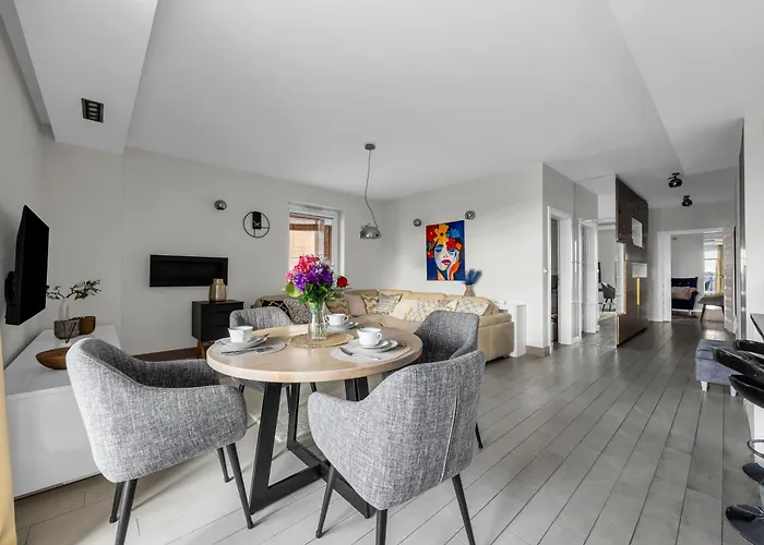 Prestige Three-bedroom - 110m2, Parking, Balcony - By Rentujemy