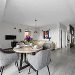 Prestige Three-bedroom - 110m2, Parking, Balcony - By Rentujemy
