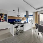 Prestige Three-bedroom - 110m2, Parking, Balcony - By Rentujemy דירה ורשה
