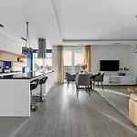 Prestige Three-bedroom - 110m2, Parking, Balcony - By Rentujemy ורשה