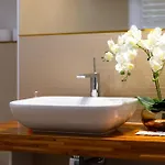 Prestige Three-bedroom - 110m2, Parking, Balcony - By Rentujemy דירה ורשה