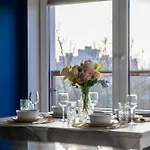 Prestige Three-bedroom - 110m2, Parking, Balcony - By Rentujemy דירה ורשה
