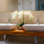 Prestige Three-bedroom - 110m2, Parking, Balcony - By Rentujemy דירה *